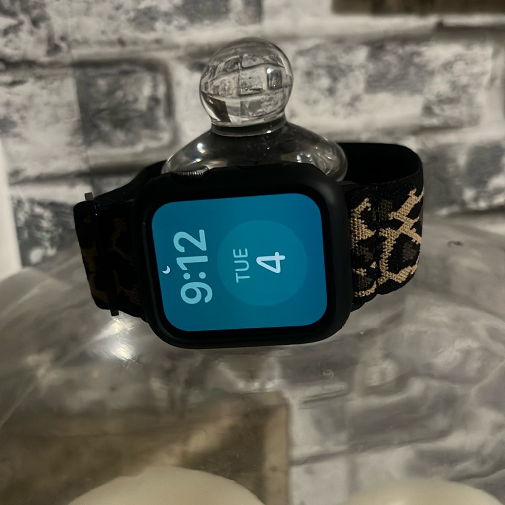 Apple Watch Series 5 44mm good used condition as pictured. Includes charger